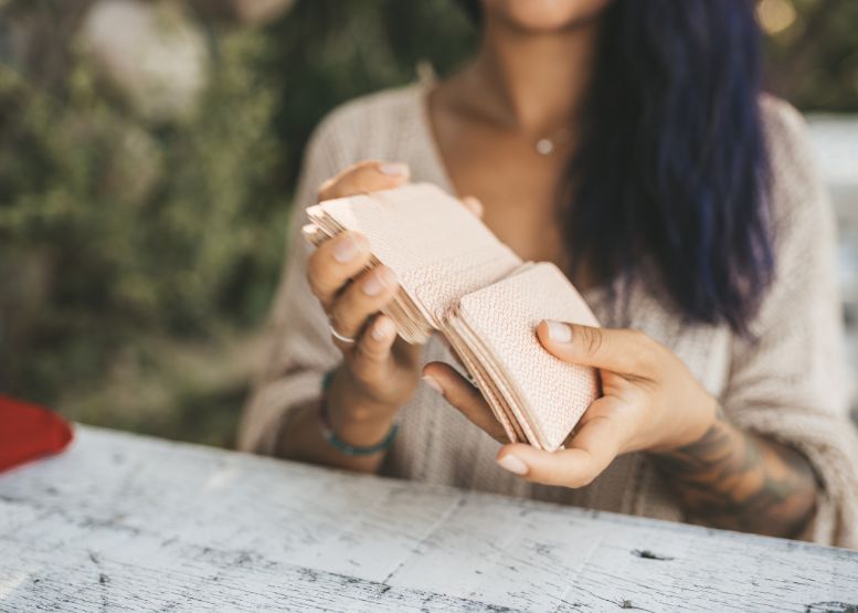 De Tarot kaarten schudden en een legging