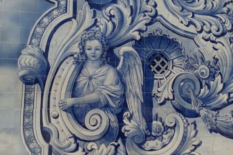Engel op een blauw-witte tegelwand Engel op een blauw-witte tegelwand