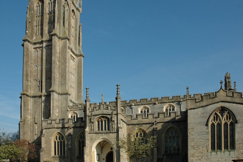 Kerk van St John the Baptist aan High Street in Glastonbury, waar het labyrint in het grasveld ligt Kerk van St John the Baptist aan High Street in Glastonbury, waar het labyrint in het grasveld ligt