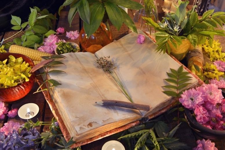 Open journal met kaarsjes en bloemen om je labyrintwandeling op te schrijven Open journal met kaarsjes en bloemen om je labyrintwandeling op te schrijven